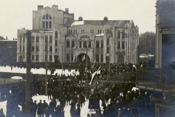 Az észt függetlenségi nyilatkozat nyilvános felolvasása Pärnuban, az Endla Színház erkélyén. Kép: a Pärnui Múzeum gyűjteménye