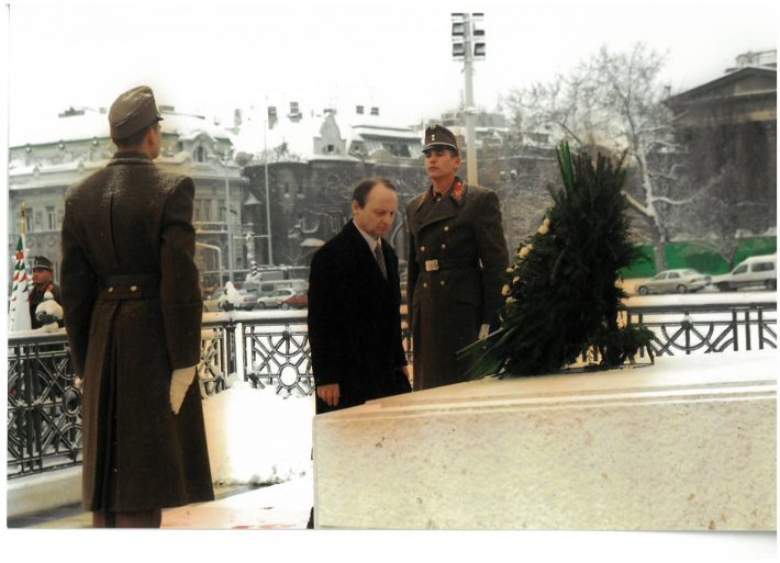 Toivo Tasa nagykövet koszorút helyez el Budapesten, a Hősök terén. Kép: Észt Külügyminisztérium
